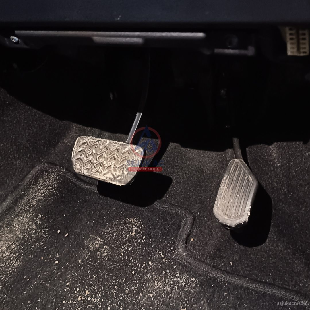 Pedal rem mobil keras