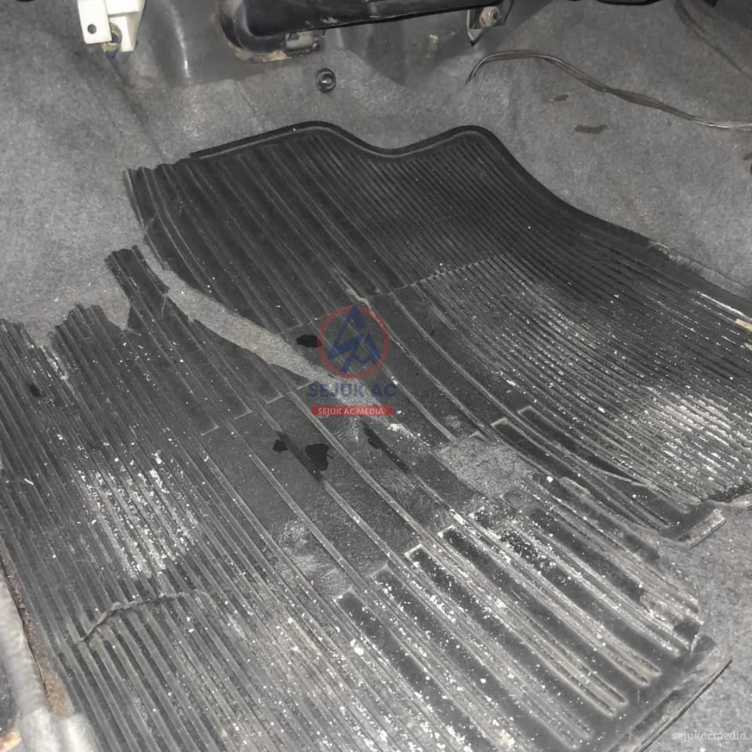 Karpet Mobil Lembap dan Basah