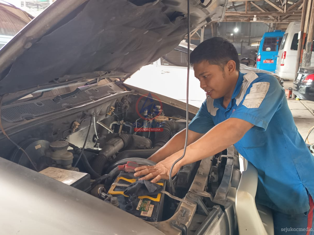 Cek Mesin Mobil Sebelum Perjalanan Jauh