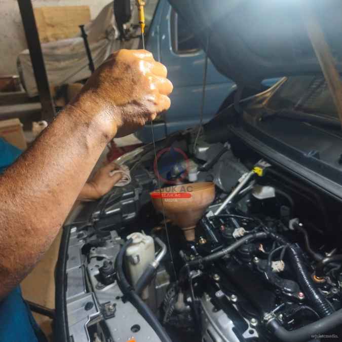pemeriksaan oli mesin menggunakan dipstick di bengkel mobil jakarta barat sejuk muchtar