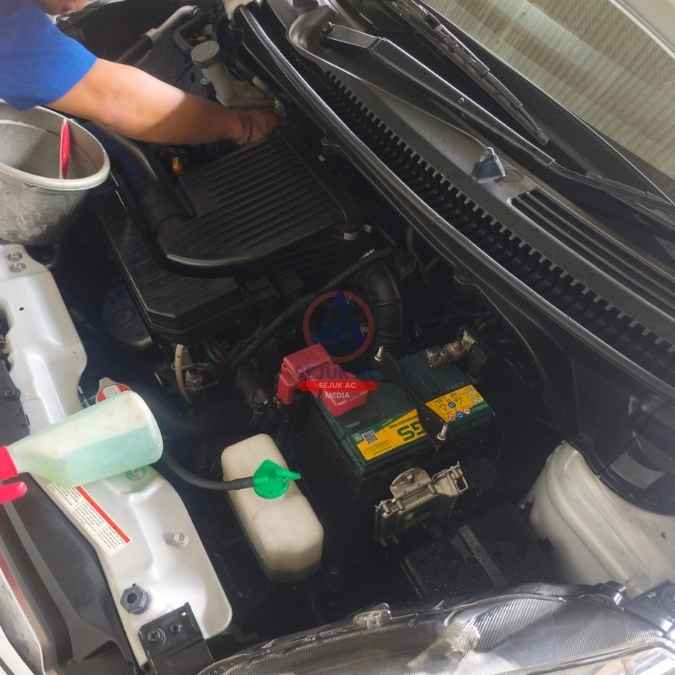 cara membersihkan mesin mobil