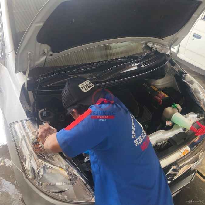 membersihkan kompartemen mesin di bengkel mobil terdekat sejuk muchtar