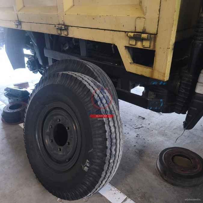 pembongkaran tromol dan servis bearing roda di bengkel mobil jakarta barat sejuk muchtar