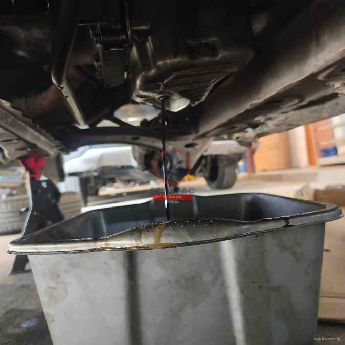 kuras oli mesin hitam pekat di bengkel mobil terdekat sejuk muchtar kembangan jakarta barat