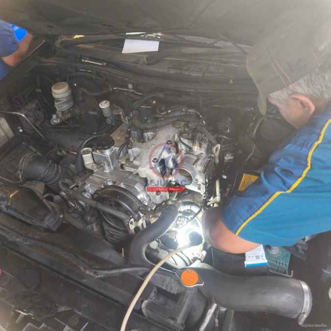pengecekan sabuk mesin mobil berdecit saat dinyalakan di bengkel mobil jakarta barat sejuk muchtar