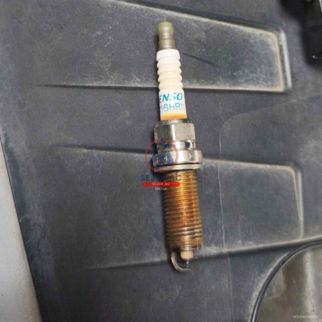 penyebab busi mobil hitam