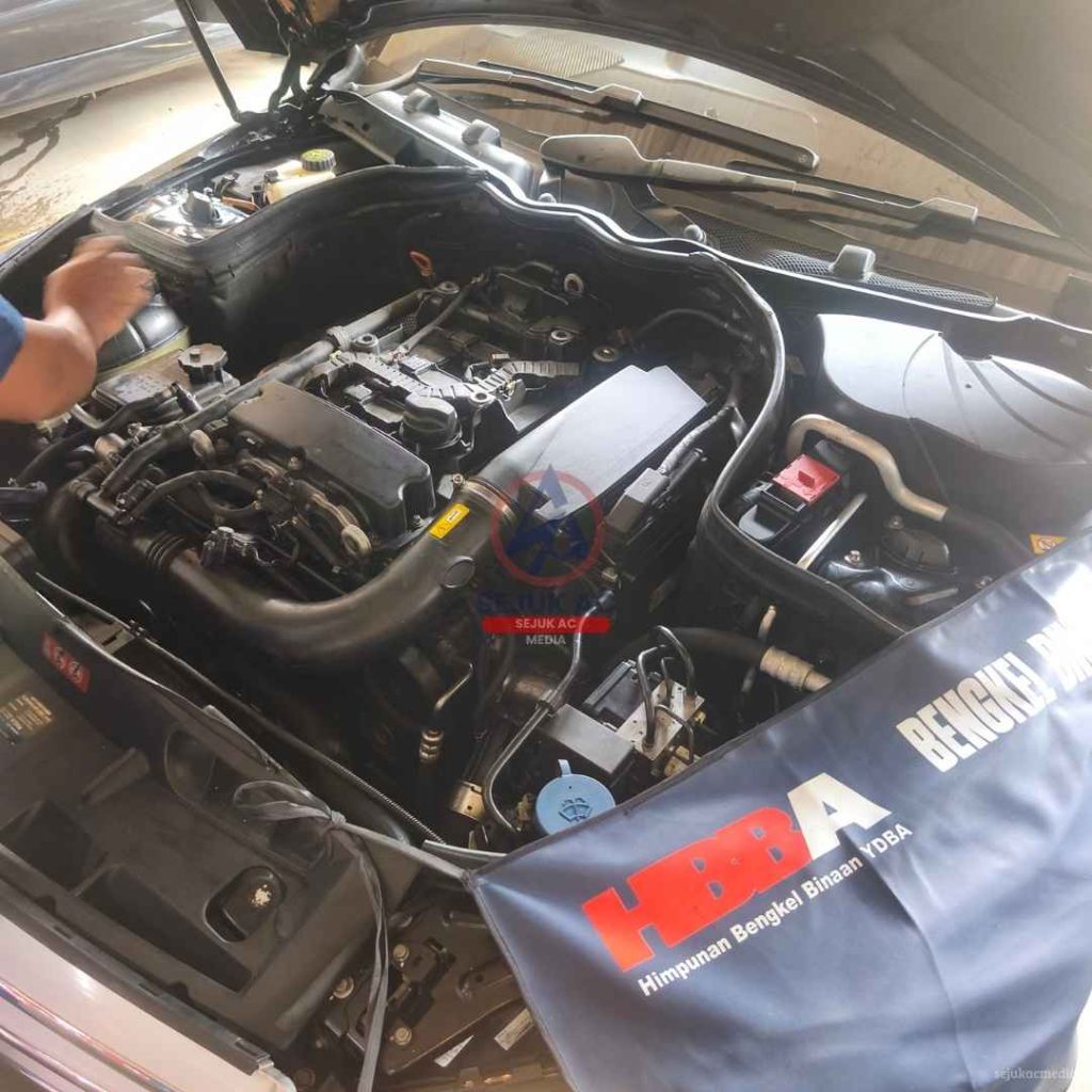 penyebab busi mobil hitam