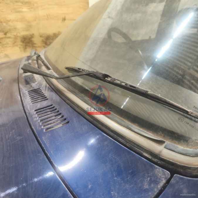 pemeriksaan kaca depan saat wiper mobil tidak keluar air