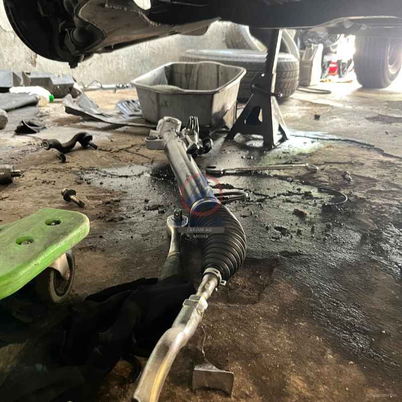 Pemeriksaan cara kerja rack steer mobil pada unit kemudi di bengkel
