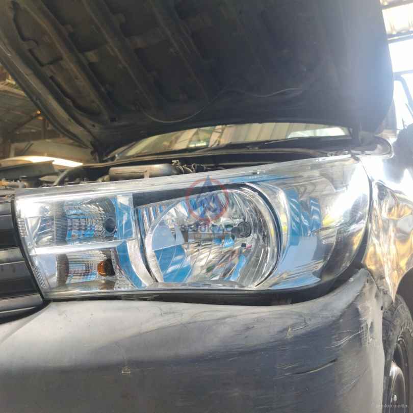 membersihkan mika lampu mobil