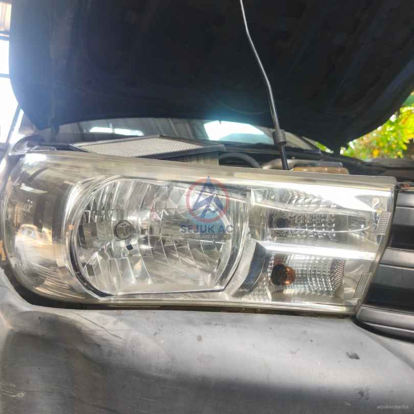Pemeriksaan headlamp dan cara membersihkan mika lampu mobil di bengkel mobil terdekat Sejuk Muchtar