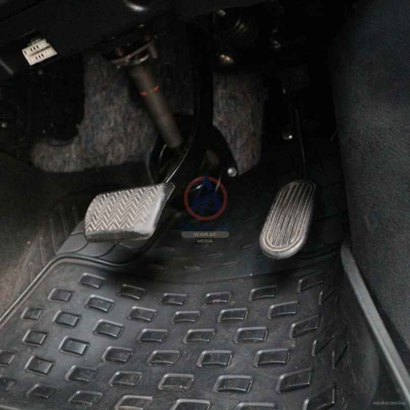 cara mengatasi pedal gas nyangkut