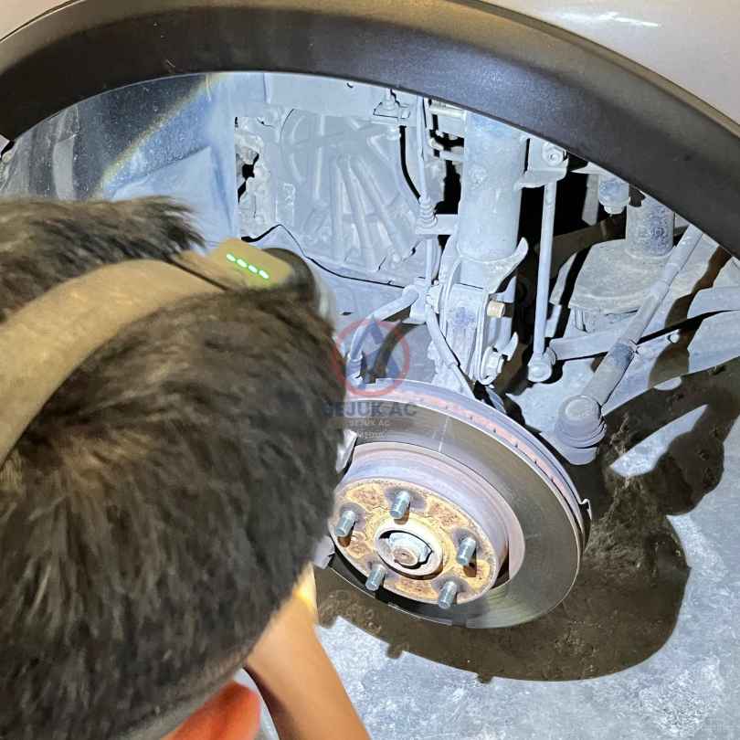 teknisi memeriksa kondisi suspensi dan cara merawat shockbreaker mobil