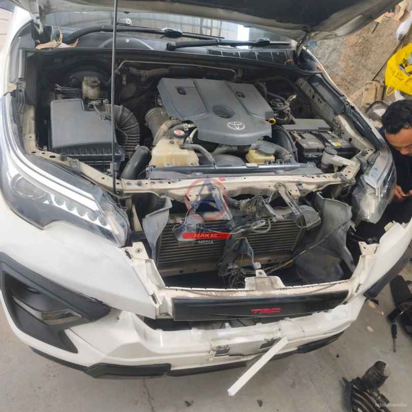 Fungsi bumper mobil pada proses pembongkaran bodi depan