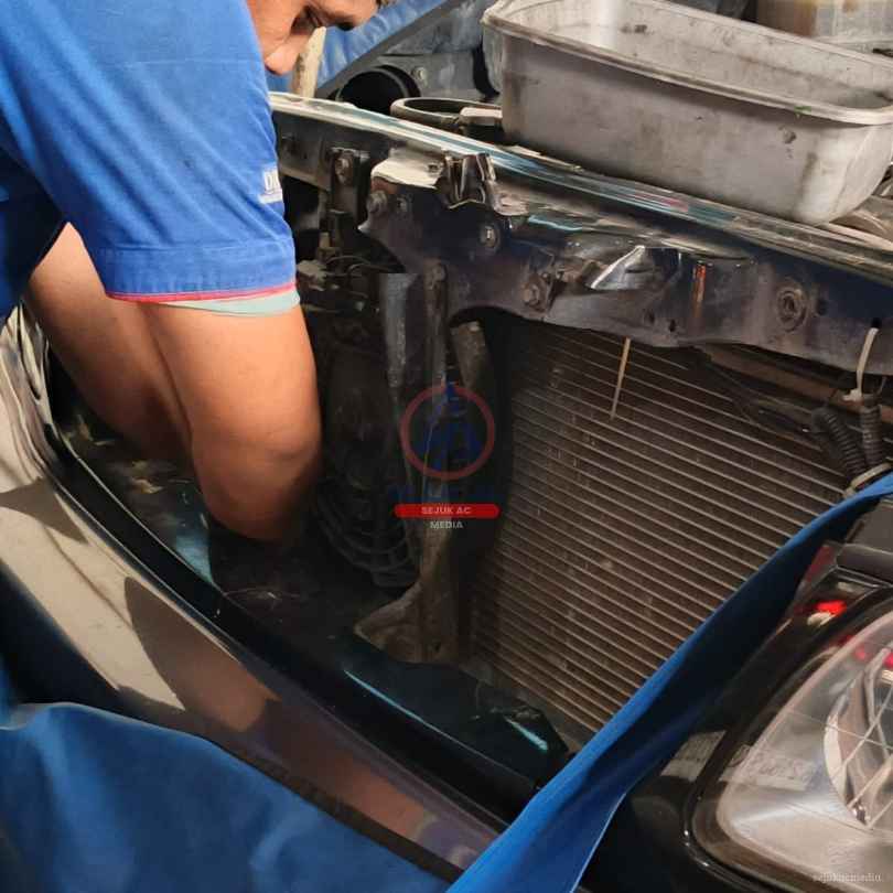 mekanik memeriksa sistem pendinginan dan fungsi kipas radiator mobil di bengkel mobil terdekat sejuk muchtar joglo