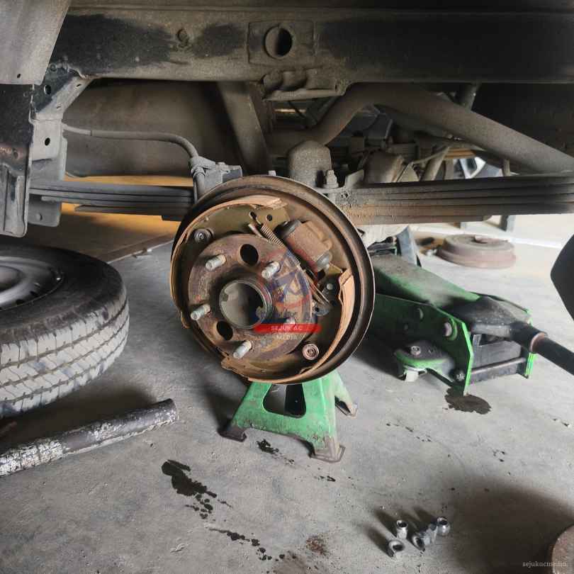 Komponen rem tromol mobil terpasang lengkap pada roda belakang kendaraan